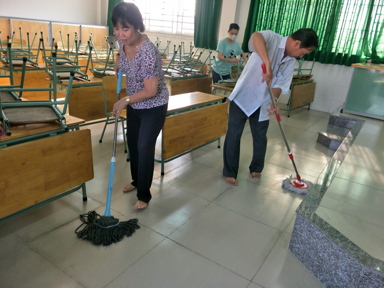 Trường TH Nguyễn Trãi" Tổ chức dọn dẹp vệ sinh phòng, chống dịch Covid - 19