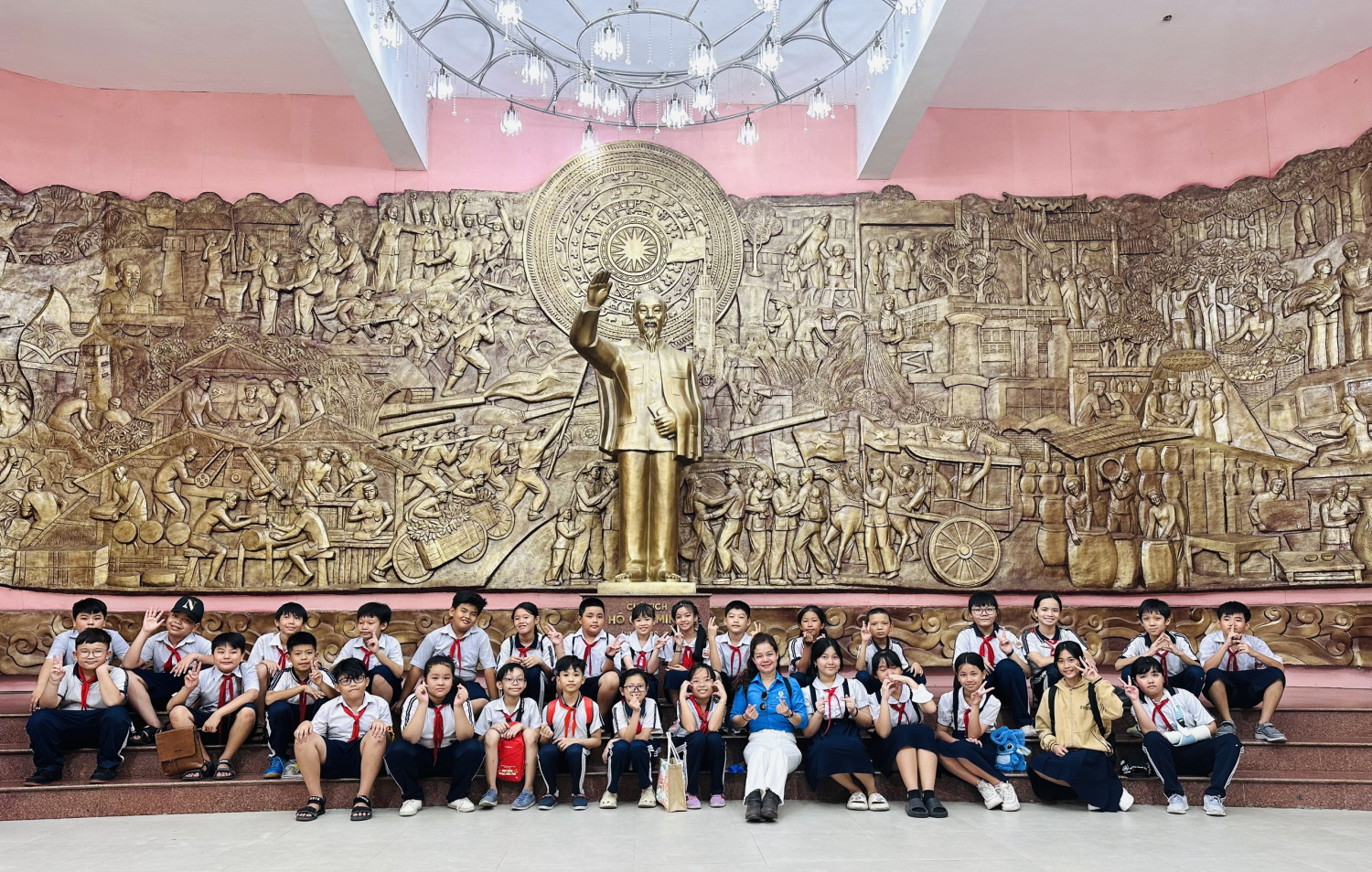 Tổ chức giờ học Lịch sử địa phương tại Bảo tàng Tỉnh Bình Dương  và Nhà tù Phú Lợi cho học sinh lớp 5 Năm học 2023-2024