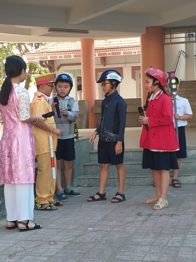 Tiết học An toàn giao thông: "Nhớ đội mũ bảo hiểm nhé" của học sinh trường TH Nguyễn Trãi