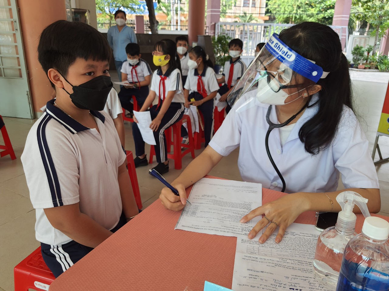 Trường TH Nguyễn Trãi tổ chức tiêm vacxin phòng Covid -19 cho học sinh lớp 4 và lớp 5