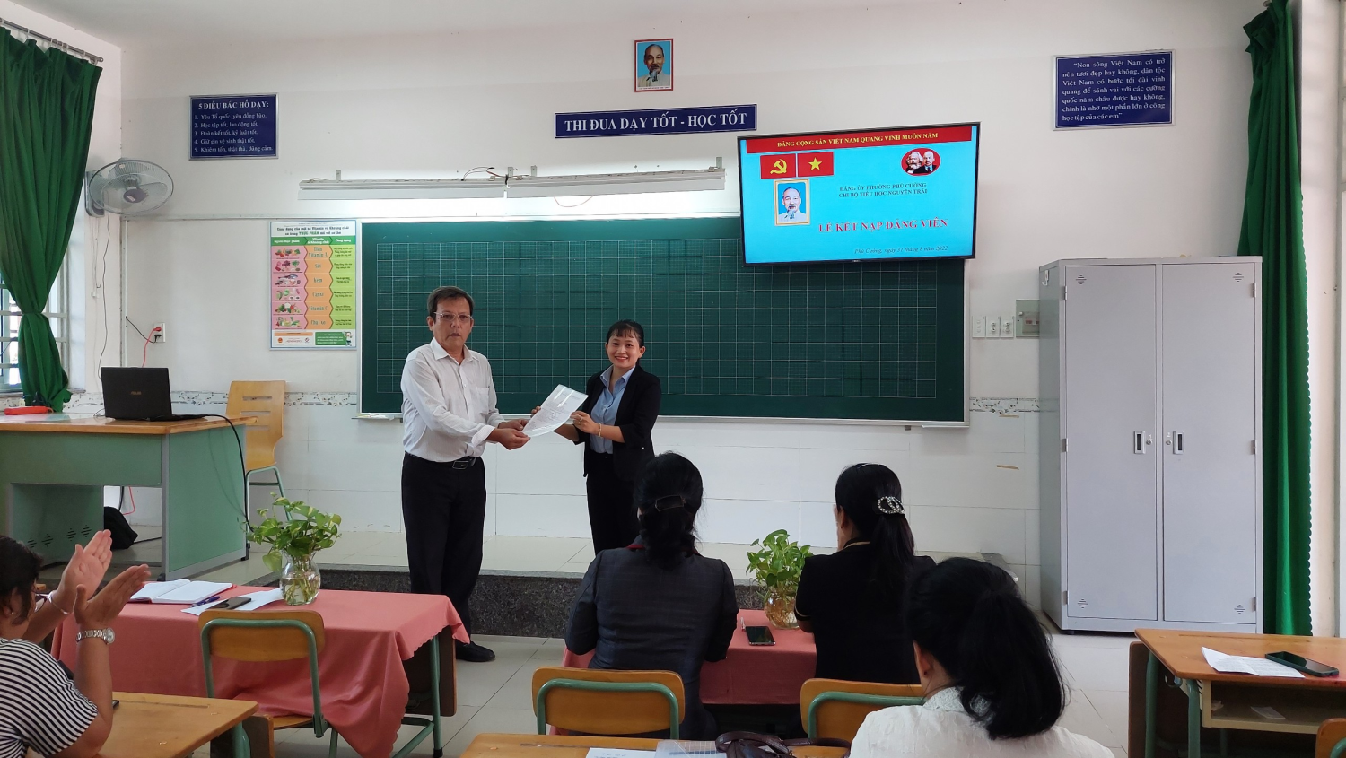 Chi bộ TH Nguyễn Trãi tổ chức Lễ kết nạp Đảng viên mới