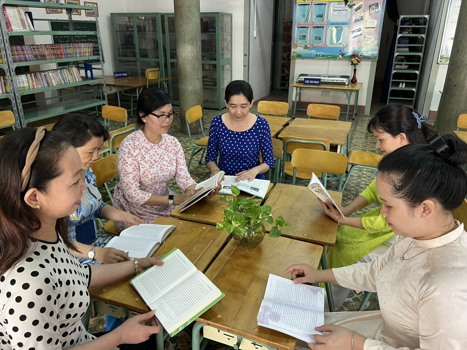 Giáo viên trong nhà trường tham gia đọc sách tại thư viện của trường 2