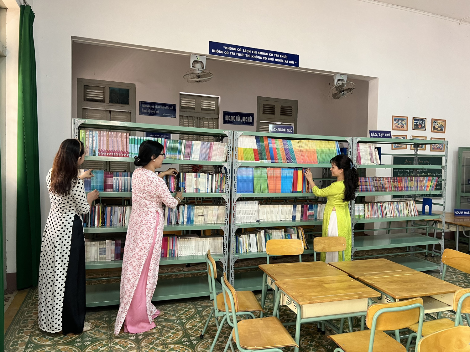 Giáo viên trong nhà trường tham gia đọc sách tại thư viện của trường