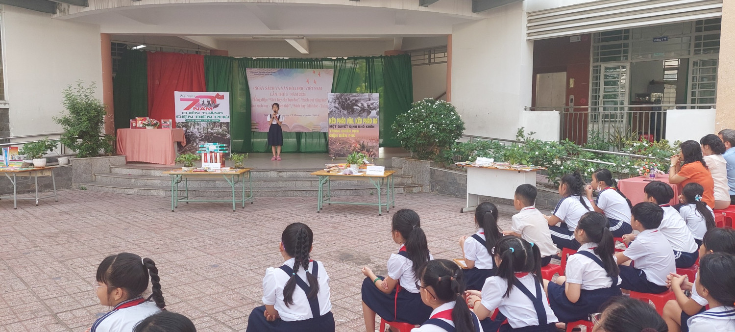 Học sinh kể chuyện theo sách nhân ngày Sách và Văn hoá đọc Việt Nam lần thứ ba năm 2024