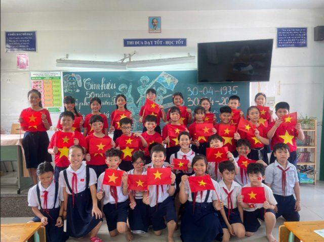 Học sinh Trường Tiểu học Nguyễn Trãi hòa chung không khí kỷ niệm 30/4